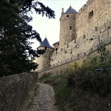 Sous Les Remparts Apartment *
