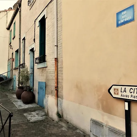Sous Les Remparts Apartment *
